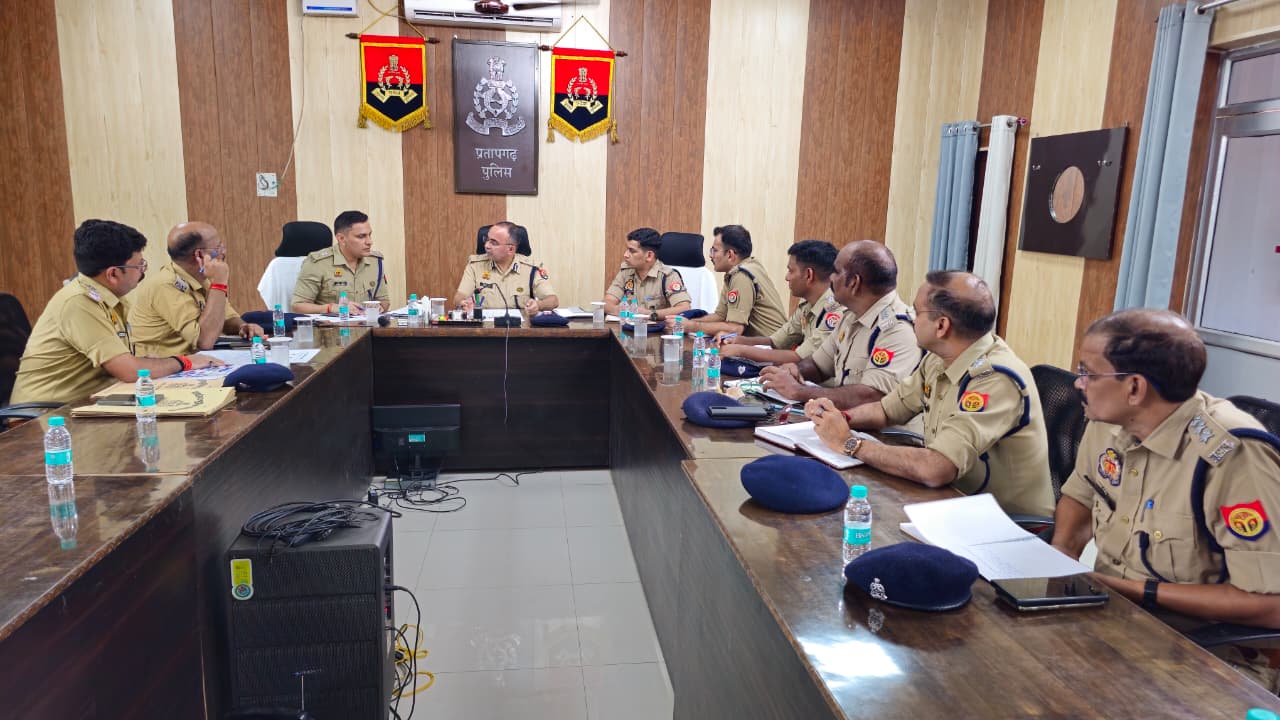 योगी आदित्यनाथ के प्रस्तावित आगमन के दृष्टिगत पुलिस महानिरीक्षक, प्रयागराज  द्वारा पुलिस अधीक्षक प्रतापगढ़के साथ सुरक्षा व्यवस्था की समीक्षा बैठक आयोजित