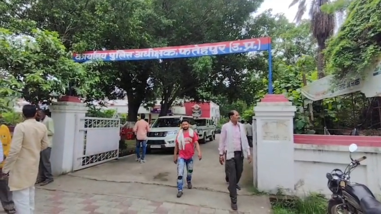 फतेहपुर में एक युवक ने पड़ोसियों पर गाली-गलौज, मारपीट और जान से मारने की धमकी देने का गंभीर आरोप लगाया है। पीड़ित का कहना है कि घटना की शिकायत पुलिस से करने के बावजूद अब तक कोई कार्रवाई नहीं हुई है