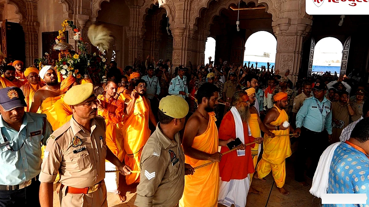 500 साल के इतिहास में पहली बार, महल से निकलकर कुबेर टीला पहुंचे रामलला, भाइयों संग किया झूला विहार