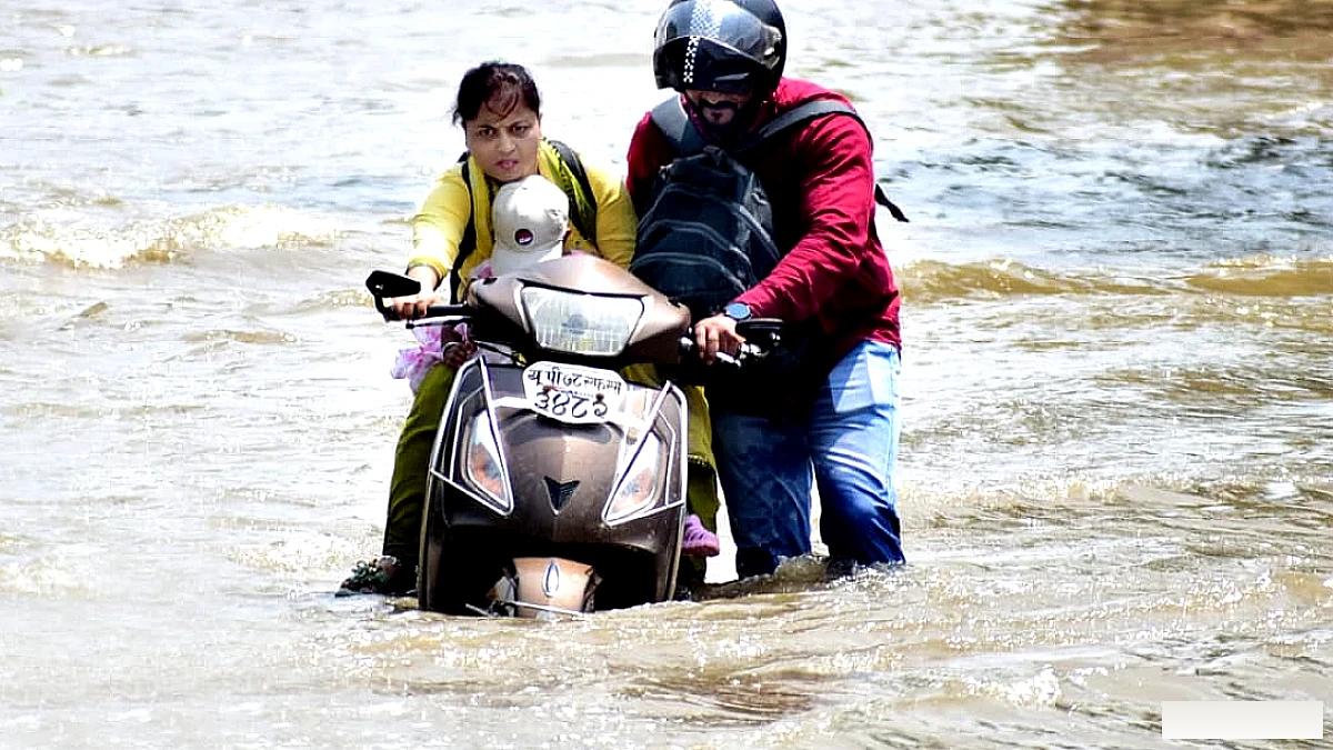 Prayagraj Flood : कानपुर गंगा बैराज से छोड़ा जा रहा 2.95 लाख क्यूसेक पानी, प्रयागराज में बढ़ा बाढ़ का खतरा