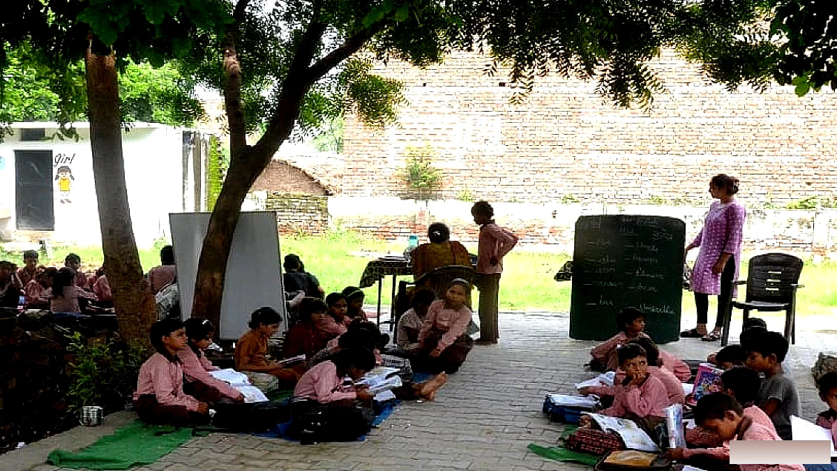 ये कैसा ऑपरेशन कायाकल्प: यह मजबूरी की पाठशाला, कमरा एक और बच्चे 194, खुले में हो रही 'प' से पढ़ाई