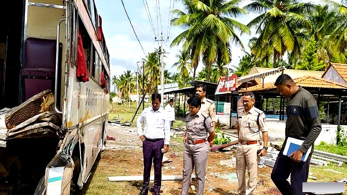 बेंगलुरु हाईवे पर बस हादसा, दो की मौत, 20 घायल