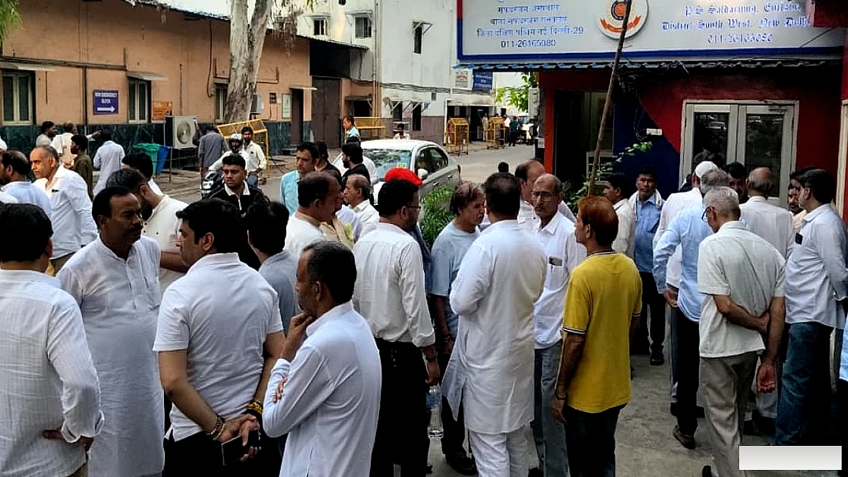 सज्जन कुमार की मौत की खबर फैलते ही मुट्ठी भर समर्थक सफदरजंग में जमा हो गए