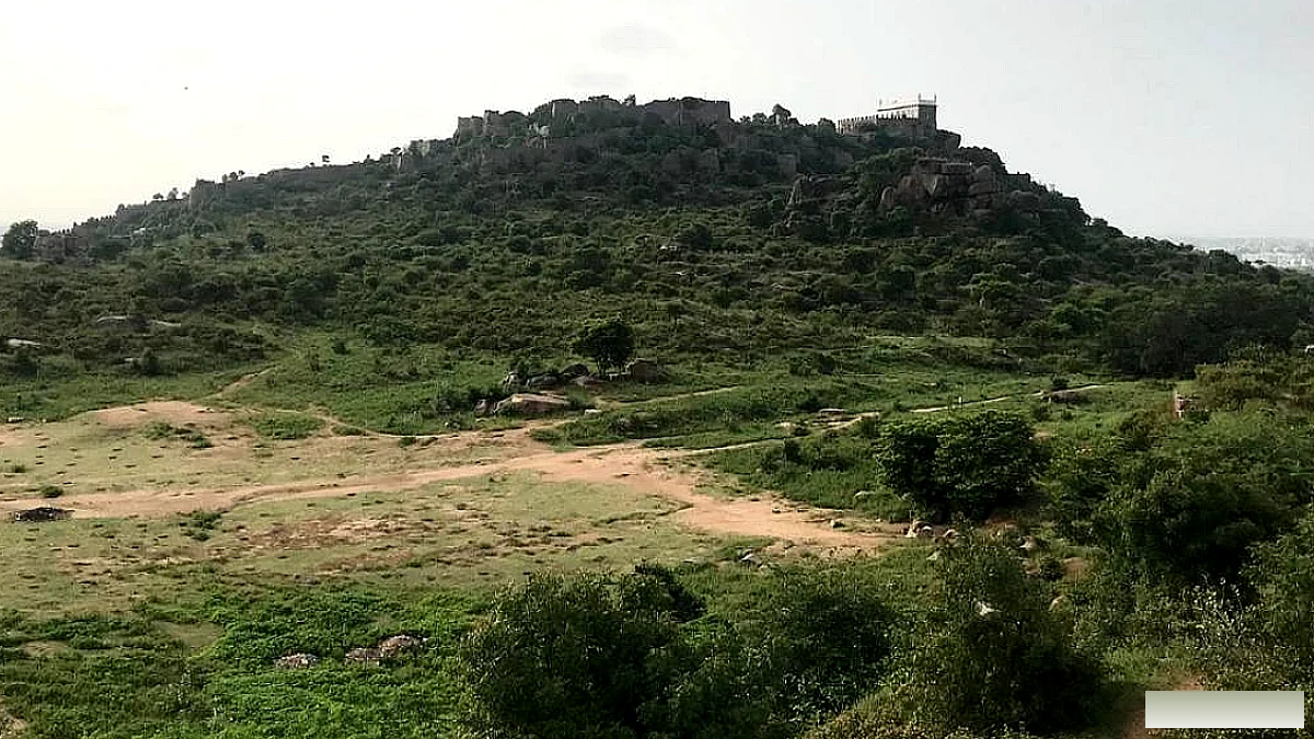 हैदराबाद के 500 साल पुराने गोलकुंडा किले में सुरंग की खोज के रहस्य से सनसनी फैल गई है