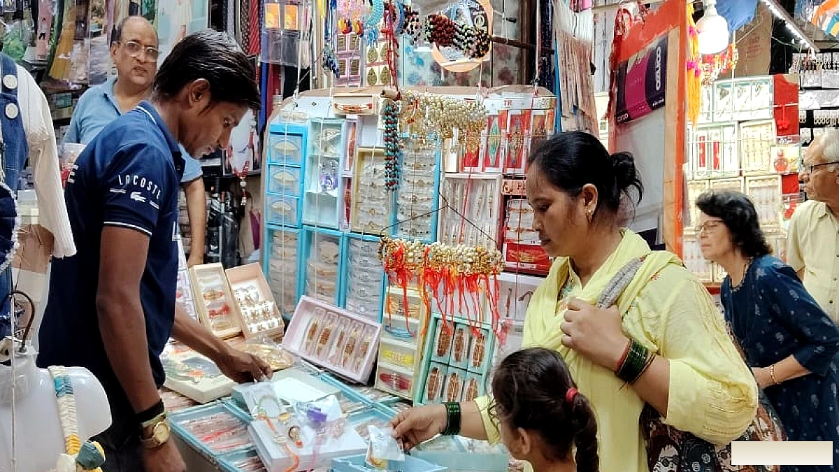 रक्षाबंधन के बाजार में कैमरा, इविल आई और मीनाकारी राखियाँ सबसे पसंदीदा; नगर निगम में मिल रही गोबर की राखी