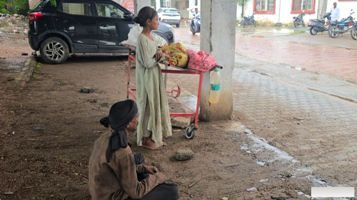 भारी बारिश में पति ने पत्नी का शव स्ट्रेचर पर रखकर पार्किंग में घंटों इंतजार किया, बेटी रोती
