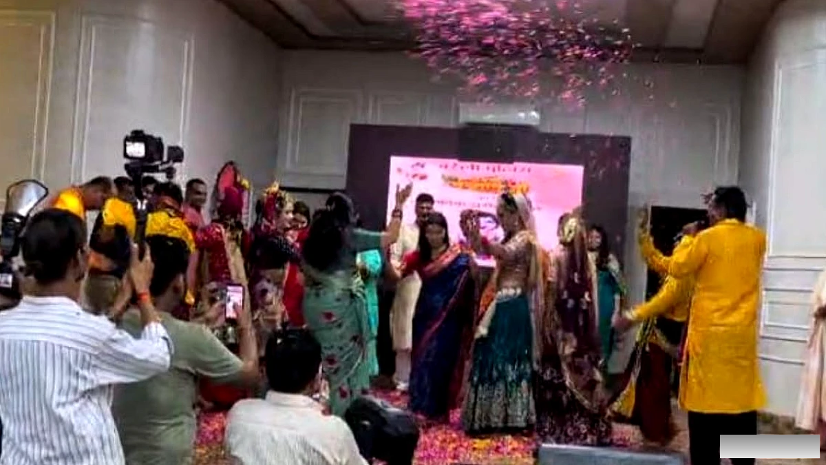 पुलिस लाइन में मनाई गई जन्माष्टमी, एसपी अंशिका वर्मा थिरकीं, एसएसपी ने कलाकारों पर बरसाए फूल