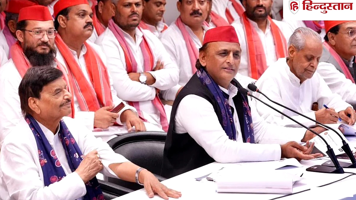 अब सपा के ड्रेस कोड में नीला भी, मायावती की बसपा के कलर में सपा को क्यों रंग रहे अखिलेश?