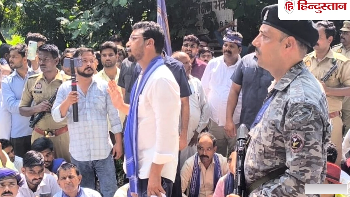 गोंडा जा रहे चंद्रशेखर की पुलिस से धक्का-मुक्की; धरने पर बैठे, काफिले पर जूते-चप्पल फेंके गए