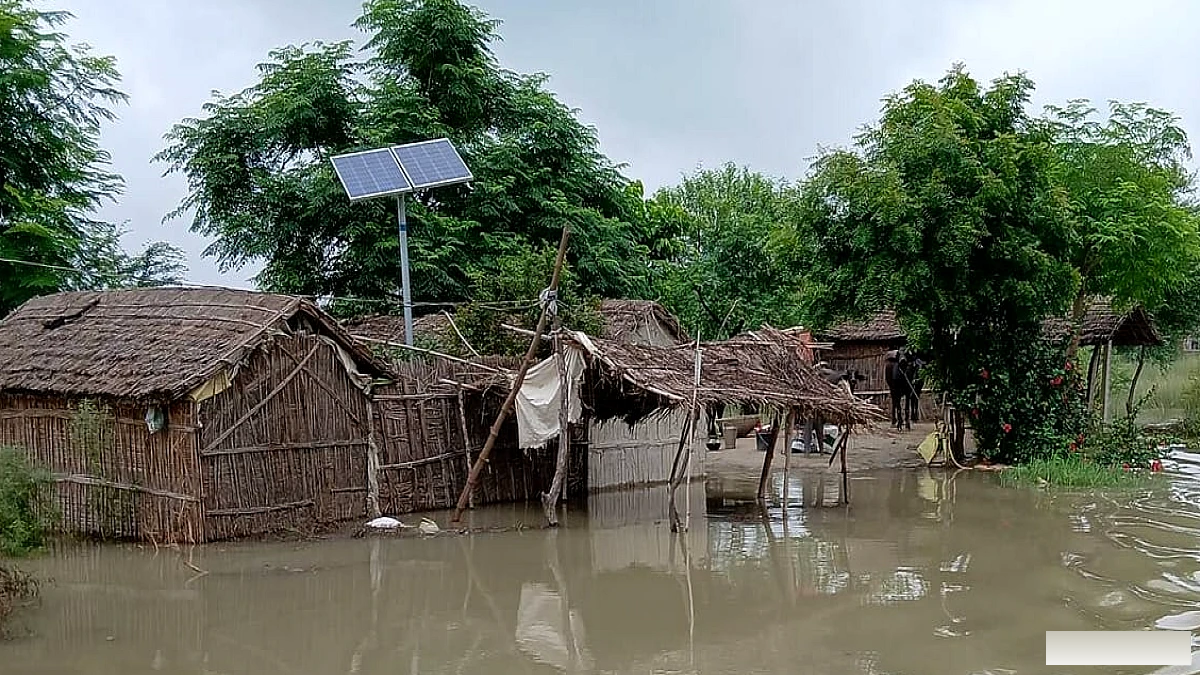 गंगा के कटाव से राघोपुर में 5 घर और मंदिर डूबे, 150 मीटर कटाव ने रेल लाइन पर खतरा पैदा किया